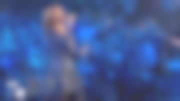 La robe facettée, épaules marquées, jeu de plissés de Vitaa dans La chanson française fête le 31