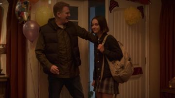 Beige sac à dos porté par Casey Gardner (Brigette Lundy-Paine) comme on le voit dans Atypiques S02E09