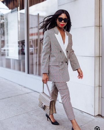 Revisa los pantalones de traje delgado de esmoquin de Stephanie Taylor Jackson en la cuenta de Instagram @stephtaylorjackson