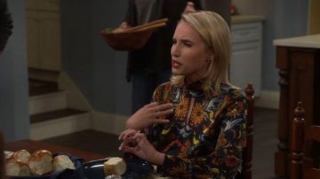 Blusa floral Paisley usada por Mandy Baxter (Molly McCook) en Last Man Standing Temporada 8 Episodio 1