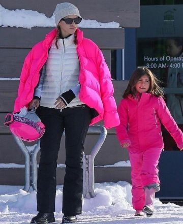 Balenciaga C Shape Puffer Jacket usado por Sofia Richie Aspen enero 2, 2020