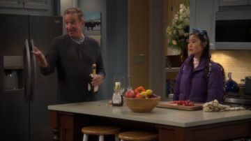 Chaqueta acolchada púrpura usada por Jen (Krista Marie Yu) en Last Man Standing Temporada 8 Episodio 1