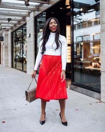 Crop top in white of Stephanie Taylor Jackson on the Instagram account @stephtaylorjackson