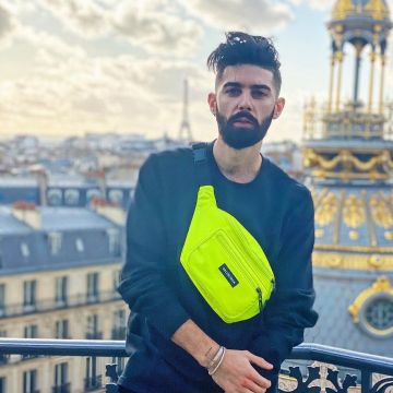 Bolso Balenciaga amarillo neón usado por So Style en la cuenta de Instagram de @sostyle_off 