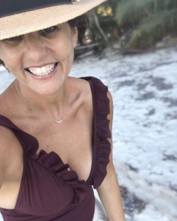 Le maillot de bain à volants de Faustine Bollaert sur le compte Instagram de @faustinebollaert