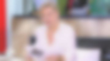 Camisa de manga larga de Anne-Élisabeth Lemoine, a rayas blancas y rosas con cuello mandarín y detalle con volantes en la muñeca en Cà vous