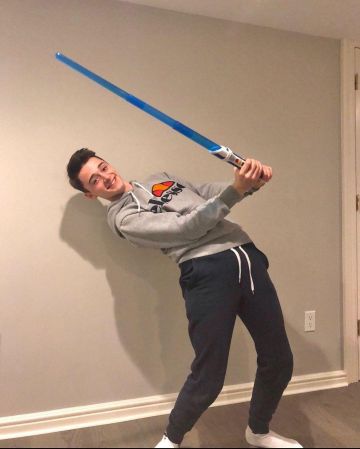 Ellesse gris capuche porté par Noé Schnapp sur l'Instagram account @noahschnapp