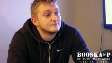 La veste de survêtement Nike noire avec fermeture éclair portée par Vald dans la vidéo «J'me donne 3 à 4 ans pour tout b**ser...» [Interview]