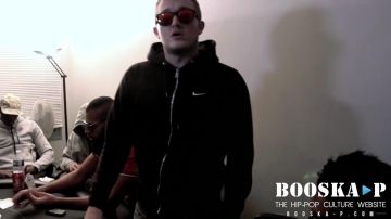 La veste noire à capuche Nike de Vald dans la vidéo Freestyle Booska NQNT