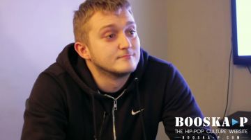 Le sweatshirt à capuche noir Nike à fermeture en argent porrté par Vald dans sa vidéo «J'me donne 3 à 4 ans pour tout b**ser...» [Interview]