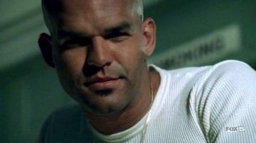 Le sweatshirt blanc côtelé porté par Fernando Sucre (Amaury Nolasco) dans Prison Break (S01E02)