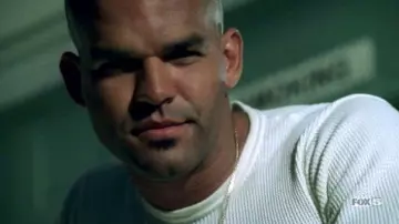 Le sweatshirt blanc côtelé porté par Fernando Sucre (Amaury Nolasco) dans Prison Break (S01E02)