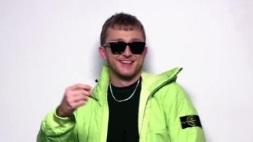 La chaîne en argent portée par Vald dans son clip Ignorant