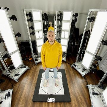 Le sweat à capuche jaune de Squeezie sur son compte Instagram @xsqueezie