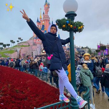 The pair of sneakers Nike Air Max Tuned scope by Gambi on his account Instagram @gambinojetski