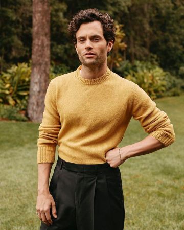 El suéter amarillo usado por Penn Badgley para una sesión de fotos