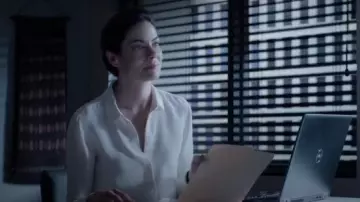 Slim Fit­ted White Blouse worn by Eva Geller (Michelle Monaghan) in Messiah Season 1 Episode 1