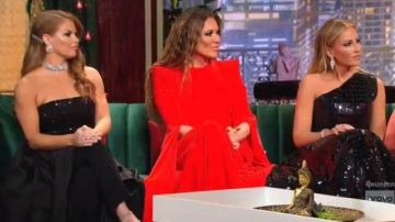 Vestido de manga de hendidura roja usado por LeeAnne Locken en The Real Housewives of Dallas Temporada 4 Episodio 16
