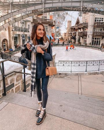 Pañuelo Black Check de Lauren Kay en la cuenta de Instagram @laurenkaysims