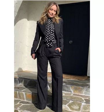 Saint Laurent Pinstripe Double Breasted Blazer usado por Olivia Wilde 2020 Film Independent Spirit Awards Nominados Brunch 4 de enero de 2020