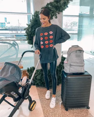 Veja White Sneak­ers of Lauren Kay on the Instagram account @laurenkaysims