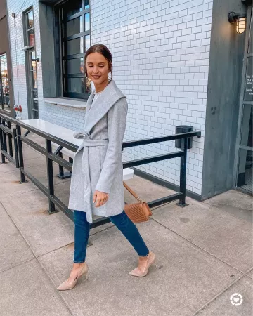 Brown Suede Toe Pump de Lauren Kay en la cuenta de Instagram @laurenkaysims