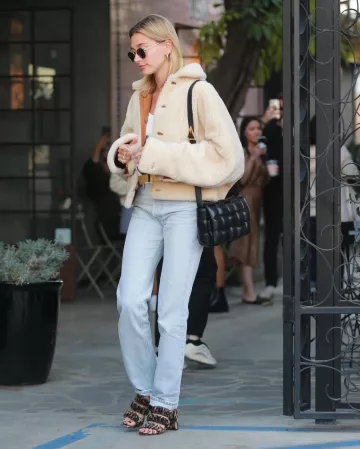 Arjé reversible cuero recortado ante y chaqueta de esquila usada por Hailey Baldwin Nine Zero One Salon Los Ángeles 4 de enero de 2020