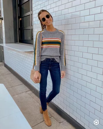 Bota de ante marrón de Lauren Kay en la cuenta de Instagram @laurenkaysims