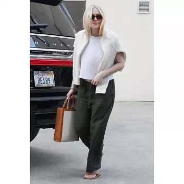 Celine Vertical Cabas Tote usado por Dakota Fanning out & About en La enero 3, 2020