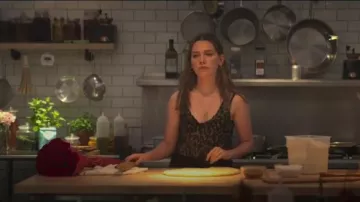 Léopard débardeur porté par l'Amour de Quinn (Victoria Pedretti) en VOUS Saison 2 Épisode 7