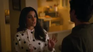 Polka Dot Pull porté par Delilah Alves (Carmela Zumbado) dans la Saison 1 Épisode 7
