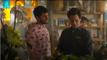 Sudadera con capucha de algodón usada por Forty Quinn (James Scully) en YOU Temporada 1 Episodio 7