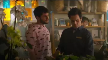 Cot­ton-Jer­sey Hood­ie worn by Forty Quinn (James Scully) in YOU Season 1 Episode 7