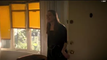 Falda Midi usada por Ellie (Jenna Ortega) en YOU Temporada 2 Episodio 9