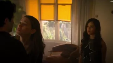 Tanque gris usado por Ellie (Jenna Ortega) en YOU Temporada 1 Episodio 9