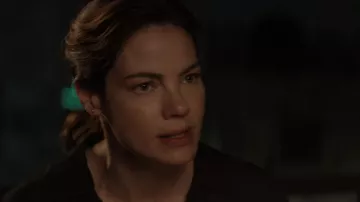 Gold earring of Eva Geller (Michelle Monaghan) in Messiah (E02 S01)