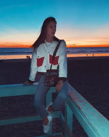 La veste blanche en jean avec les poches rouges portée par Iris Mittenaere sur son compte Instagram @irismittenaeremf