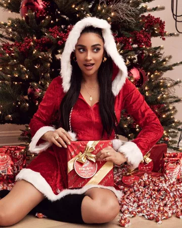 Vestido de Navidad de la madre de Shay Mitchell, rojo y blanco con capucha en la cuenta de Instagram de @shaymitchell