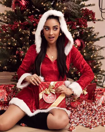 La robe mère Noël, rouge et blanche avec capuche de Shay Mitchell sur le compte Instagram de @shaymitchell