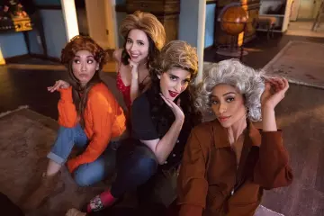 La perruque courte et bouclée, grise et blanche de Shay Mitchell sur le compte Instagram de @shaymitchell