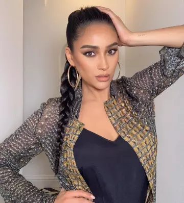 Les grosses créoles dorées et texturisées de Shay Mitchell sur le compte Instagram de @shaymitchell