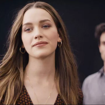 The big hoop earrings golden and smooth, Victoria Pedretti account on the Instagram of @then0t0ri0usvip