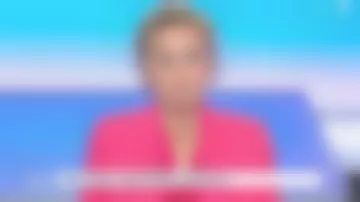 Le blazer à deux rangées de boutons, au tombant souple et au coloris intense de Caroline Roux dans C dans l'air le 06.01.2020