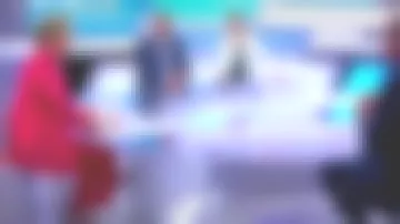 Le pantalon léger, au tombant souple géranium de Caroline Roux dans C dans l'air le 06.01.2020