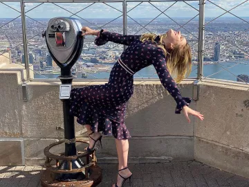 Sandalias de tacón negro (bombas) de Elizabeth Lail en la cuenta de Instagram de @elizaboon