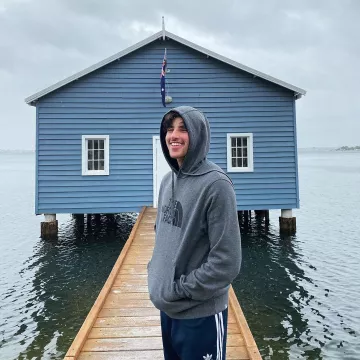 The sweatshirt has hooded gray The North Face worn by Just Riadh on his account Instagram @justriadh