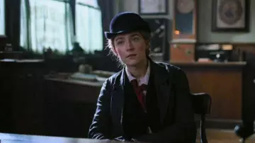 Abrigo de algodón negro de Jo March (Saoirse Ronan) en Mujercitas