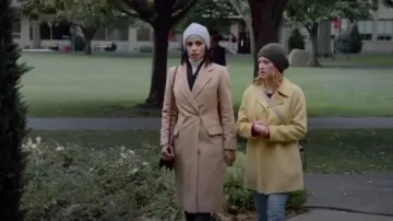 Abrigo de mezcla de lana y cachemira usado por Julia Bechley (Brittany Snow) en Almost Family Temporada 1 Episodio 9