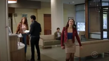 Falda a cuadros usada por Cara Bloom (Violett Beane) en God Friended Me Temporada 2 Episodio 11
