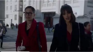 Abrigo de mezcla de lana de doble pecho usado por Amanda Doherty (Victoria Cartagena) en Almost Family Temporada 1 Episodio 9